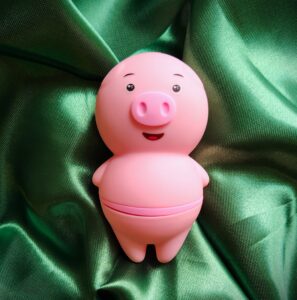 CERDITO VIBTRADOR CON FONDO VERDE