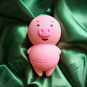 CERDITO VIBTRADOR CON FONDO VERDE