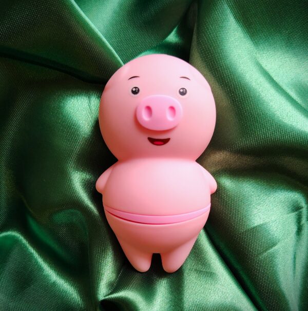 CERDITO VIBTRADOR CON FONDO VERDE